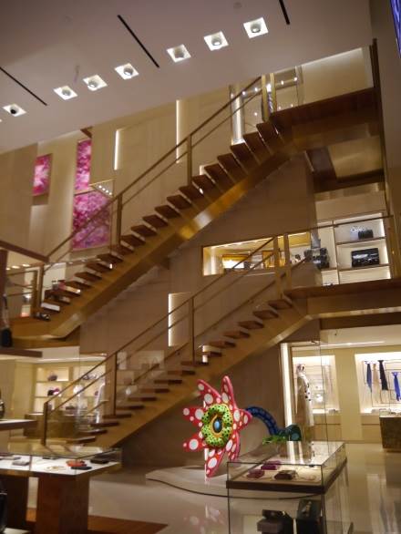 Louis Vuitton 5th Avenue and 57th Street – Visual Merchandising and Store  Design